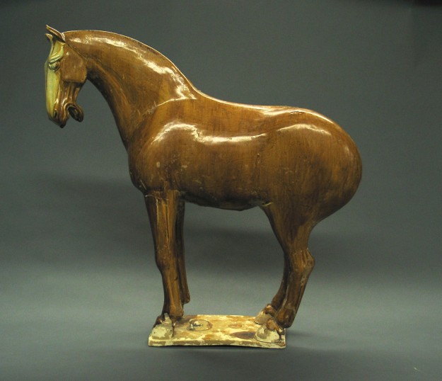 A horse statue is standing on the ground.