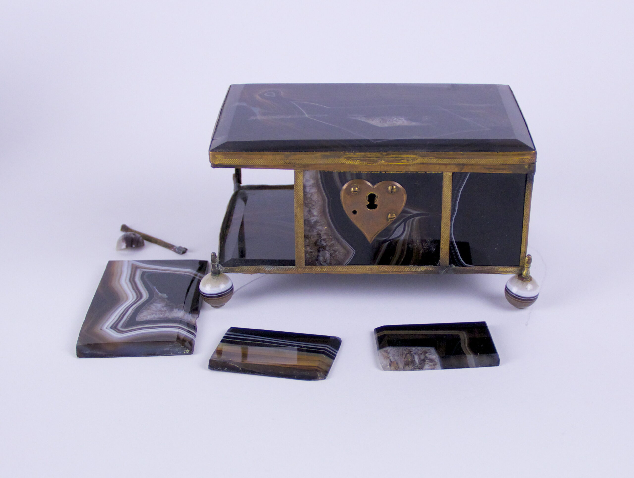 A small black box with two keys and three cards.